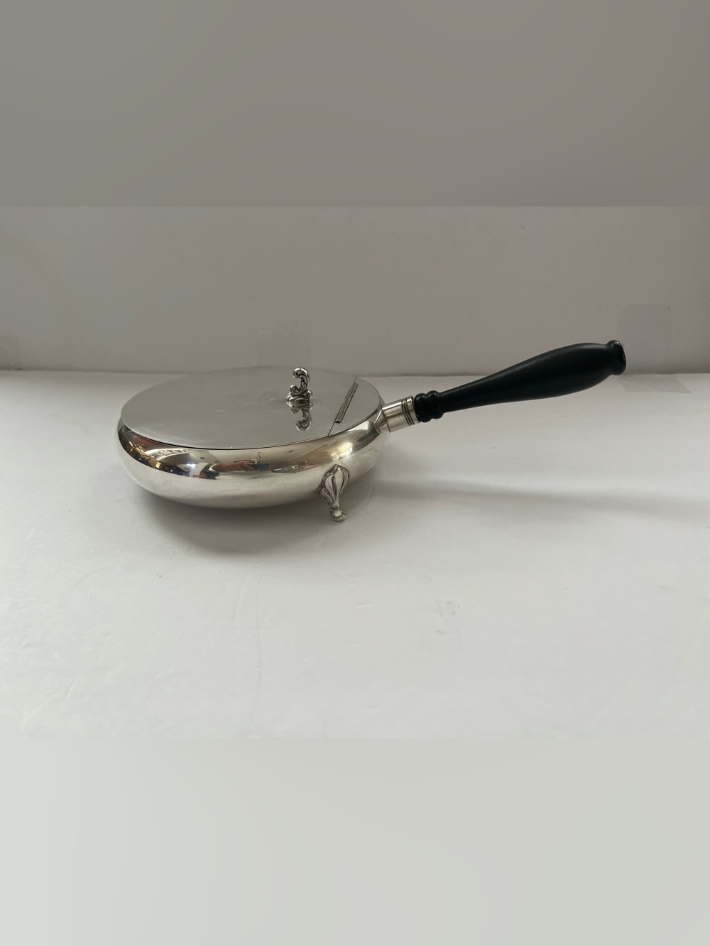 Oneida Silver Plated Silent Butler/Crumb Catcher with Lid.